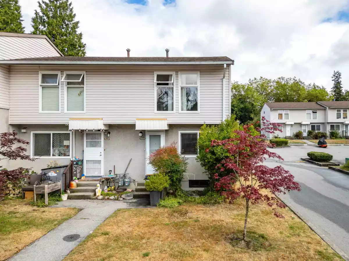 Front Yard Photo of 5 3554 E 49th Avenue, Vancouver, BC