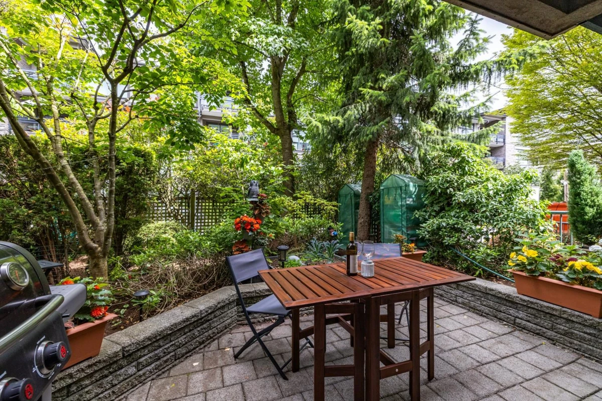 Dining Area Photo of 103 15325 17 Avenue, Surrey, BC