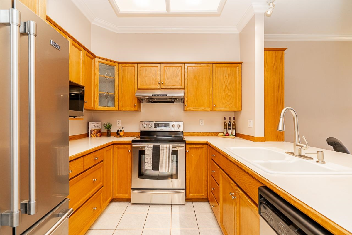 Dining Area Photo of 201 25 Richmond Street, New Westminster, BC