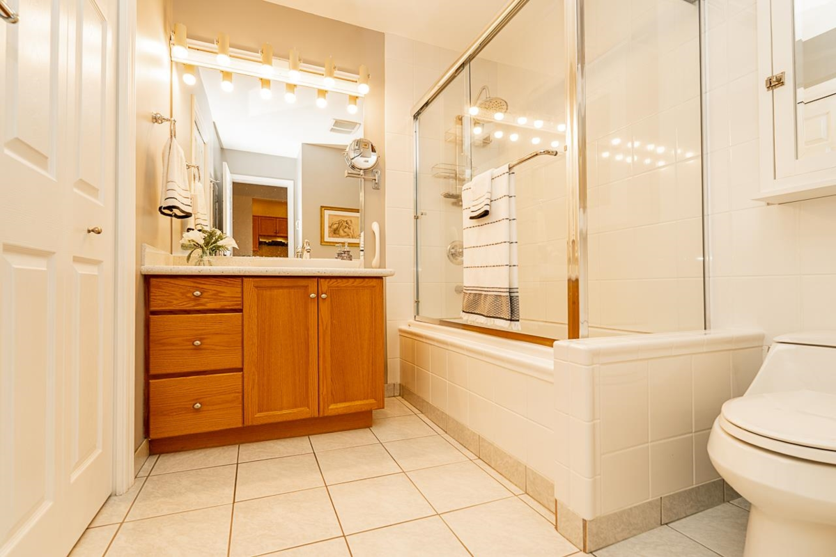 Hallway Photo of 201 25 Richmond Street, New Westminster, BC