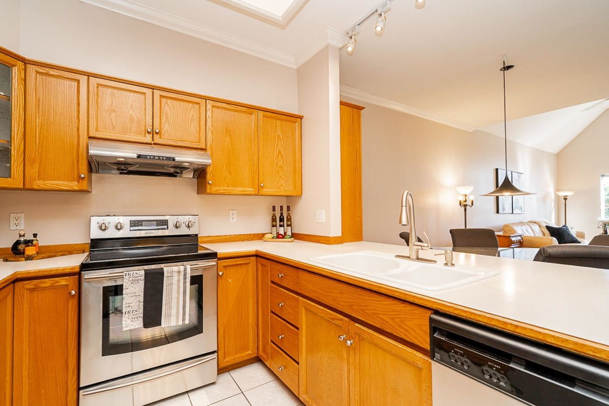 Kitchen Island Photo of 201 25 Richmond Street, New Westminster, BC