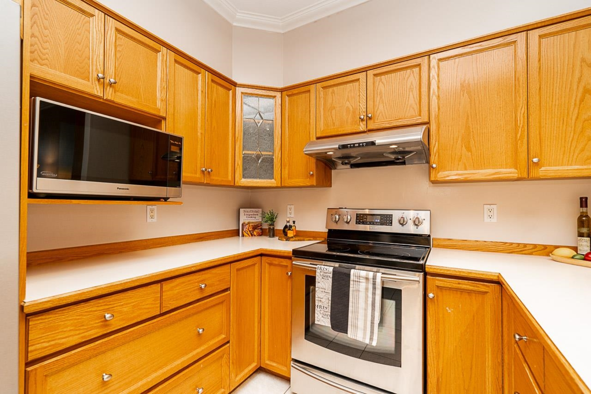 Kitchen Photo of 201 25 Richmond Street, New Westminster, BC