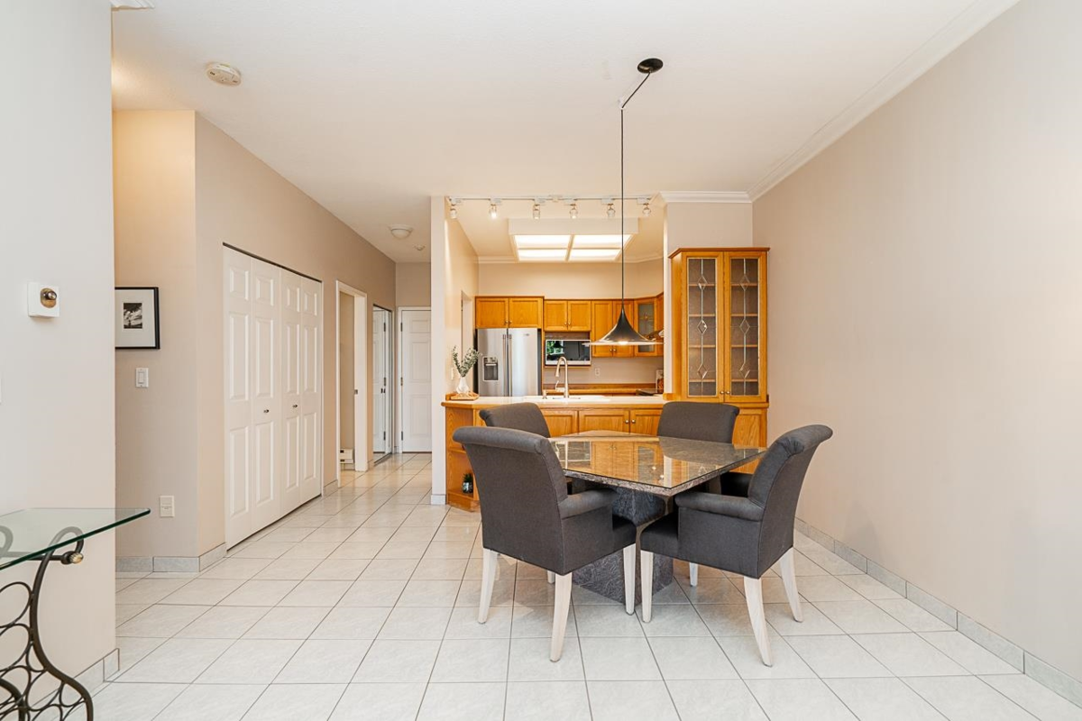 Powder Room Photo of 201 25 Richmond Street, New Westminster, BC