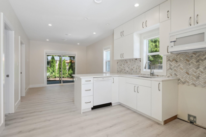 Entry Foyer Photo of 413 Seventh Avenue, New Westminster, BC