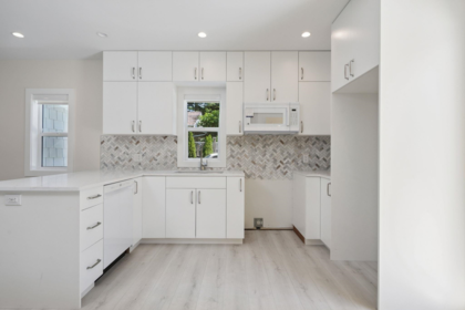 Hallway Photo of 413 Seventh Avenue, New Westminster, BC