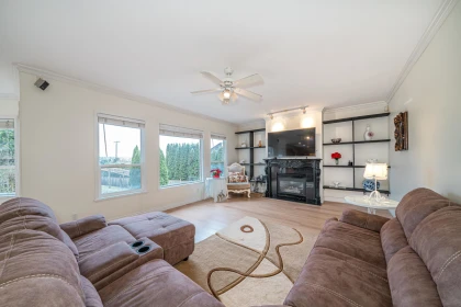 Kitchen Island Photo of 16781 77 Avenue, Surrey, BC