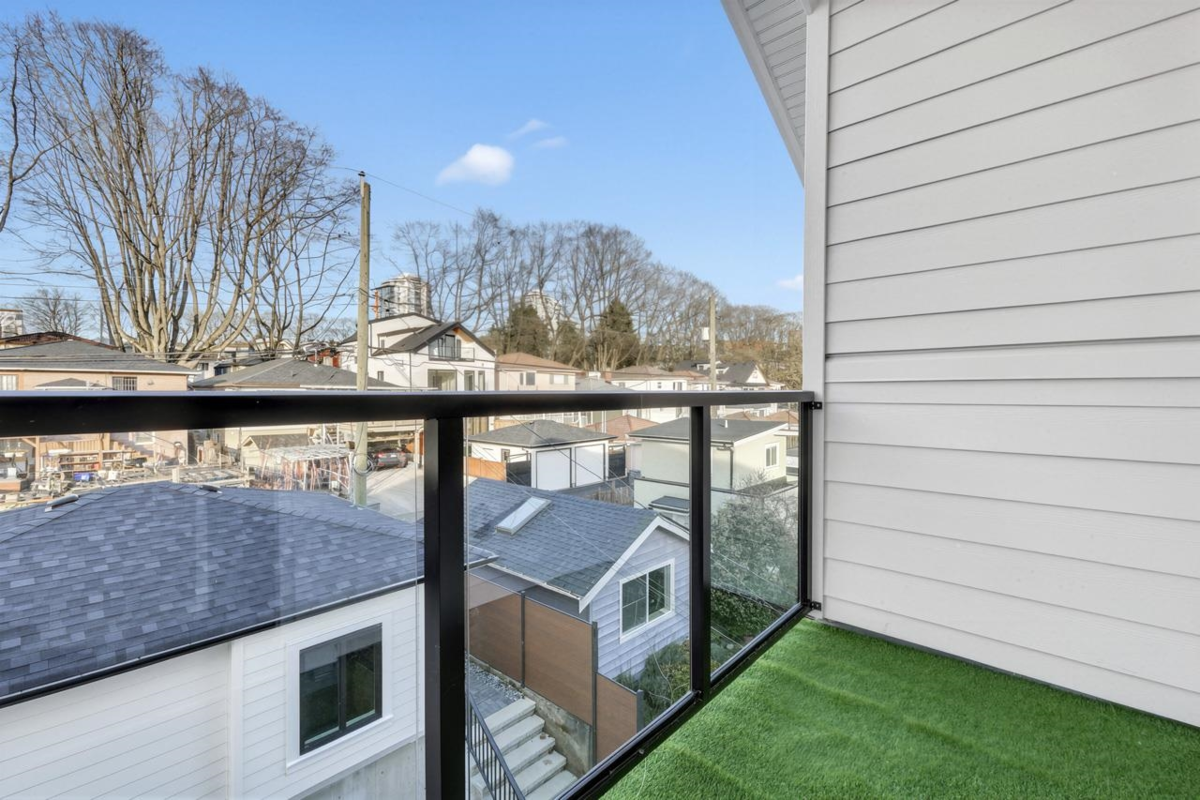 Backyard Photo of 2 3547 E Georgia Street, Vancouver, BC