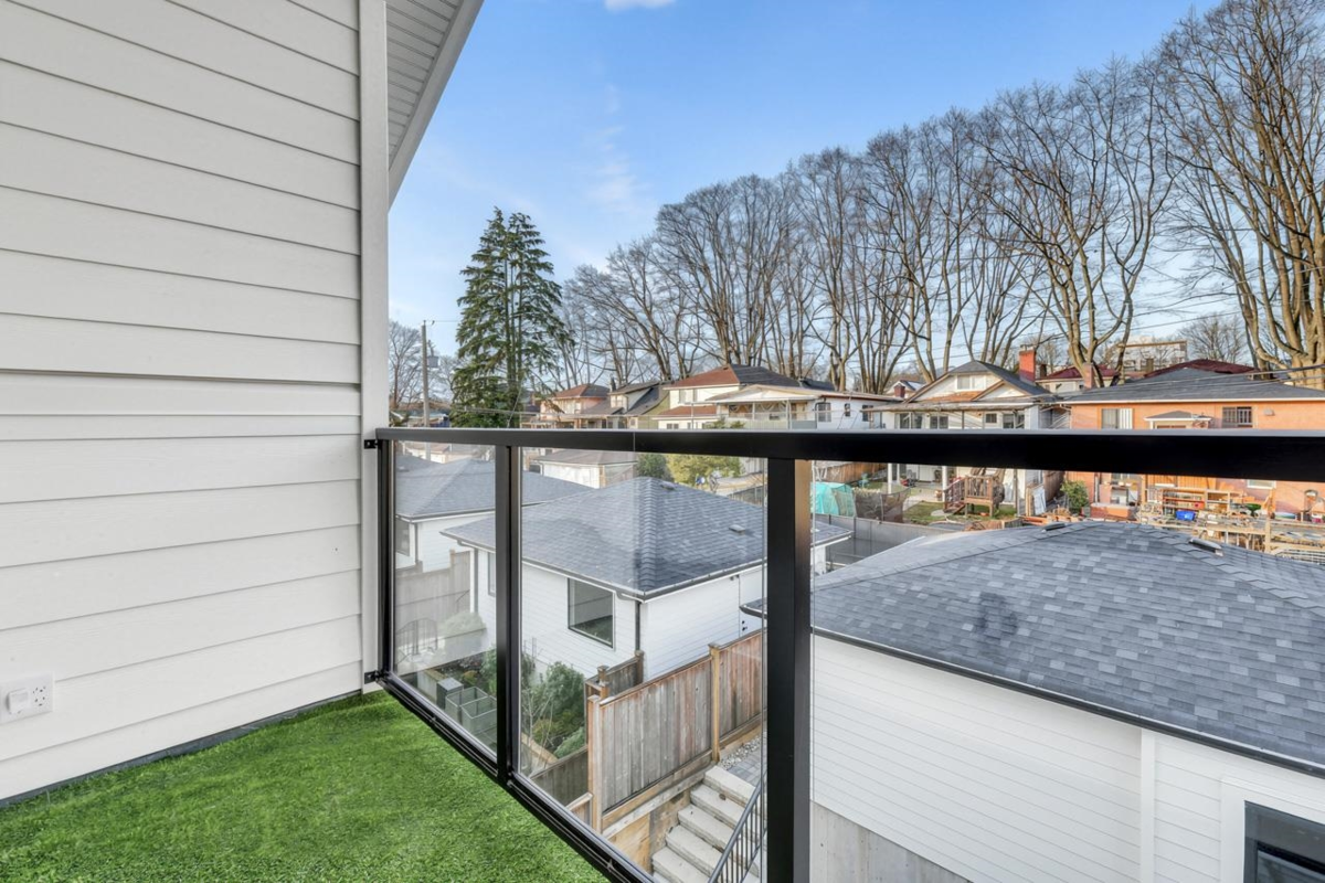 Front Yard Photo of 2 3547 E Georgia Street, Vancouver, BC