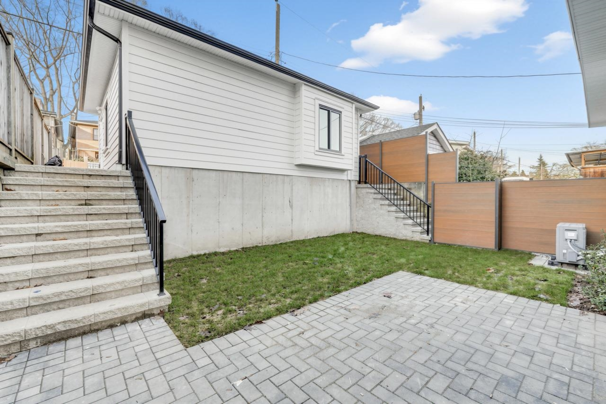 Garden / Landscaping Photo of 2 3547 E Georgia Street, Vancouver, BC