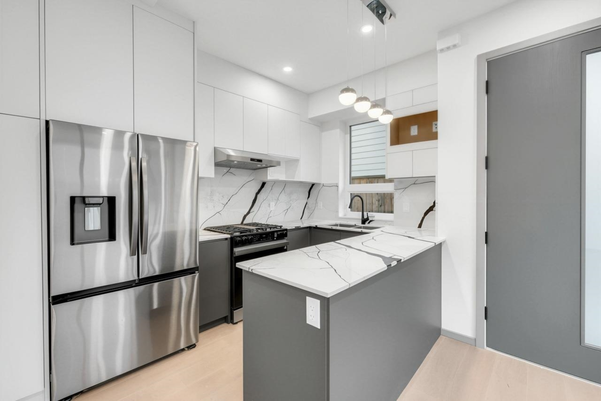 Kitchen Island Photo of 2 3547 E Georgia Street, Vancouver, BC
