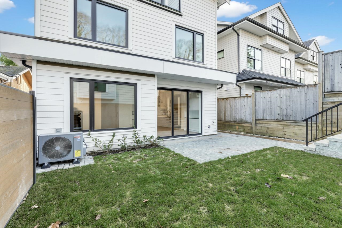Kitchen Photo of 2 3547 E Georgia Street, Vancouver, BC
