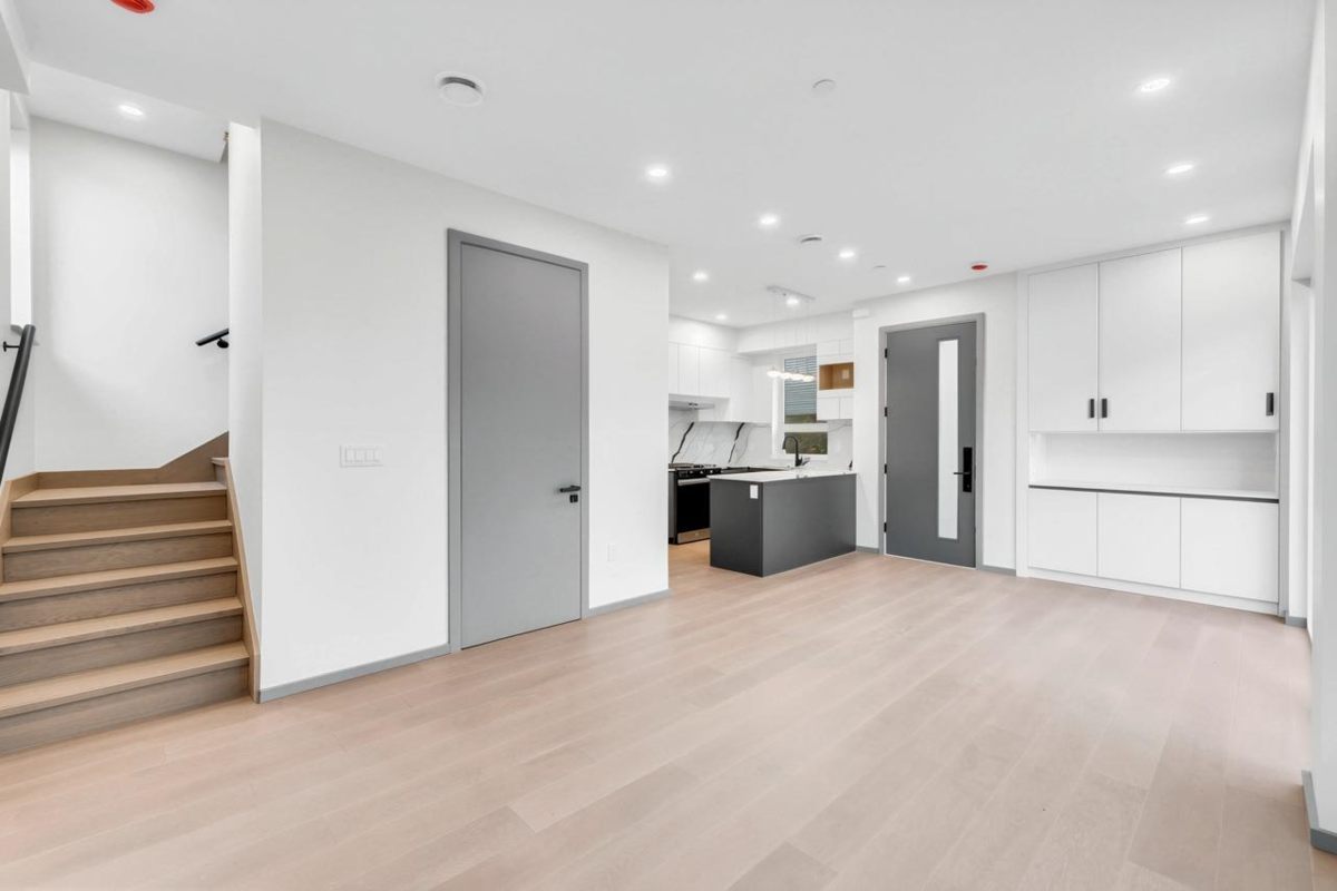 Primary Bathroom Photo of 2 3547 E Georgia Street, Vancouver, BC