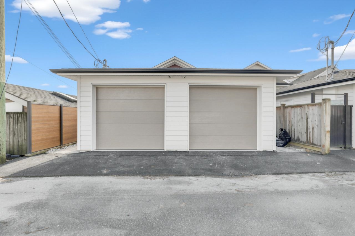 Swimming Pool Photo of 2 3547 E Georgia Street, Vancouver, BC