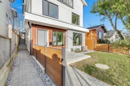 2 3547 E Georgia Street, Vancouver, BC, Vancouver — Half Duplex for sale