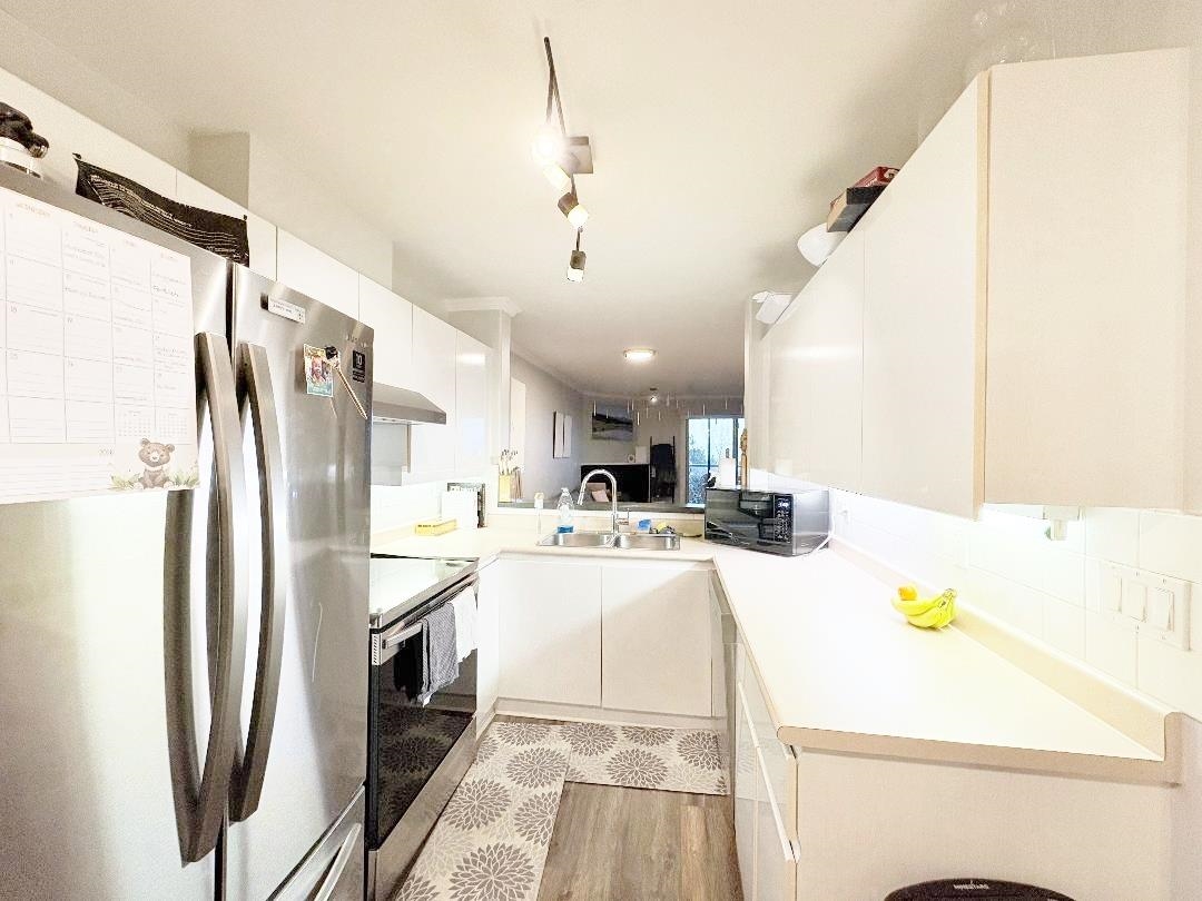 Kitchen Island Photo of 307 210 Carnarvon Street, New Westminster, BC