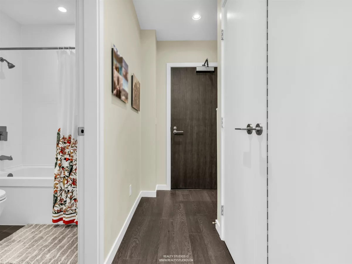 Entry Foyer Photo of 4601 4485 Skyline Drive, Burnaby, BC