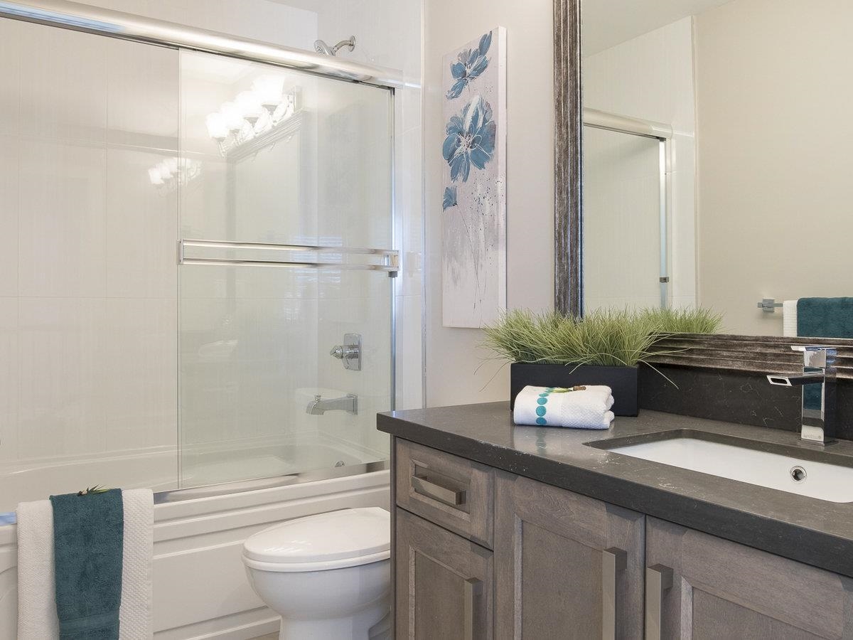 Kitchen Island Photo of 1927 River Drive, New Westminster, BC