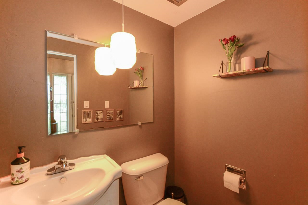 Basement Recreation Room Photo of 1733 Ross Road, North Vancouver, BC