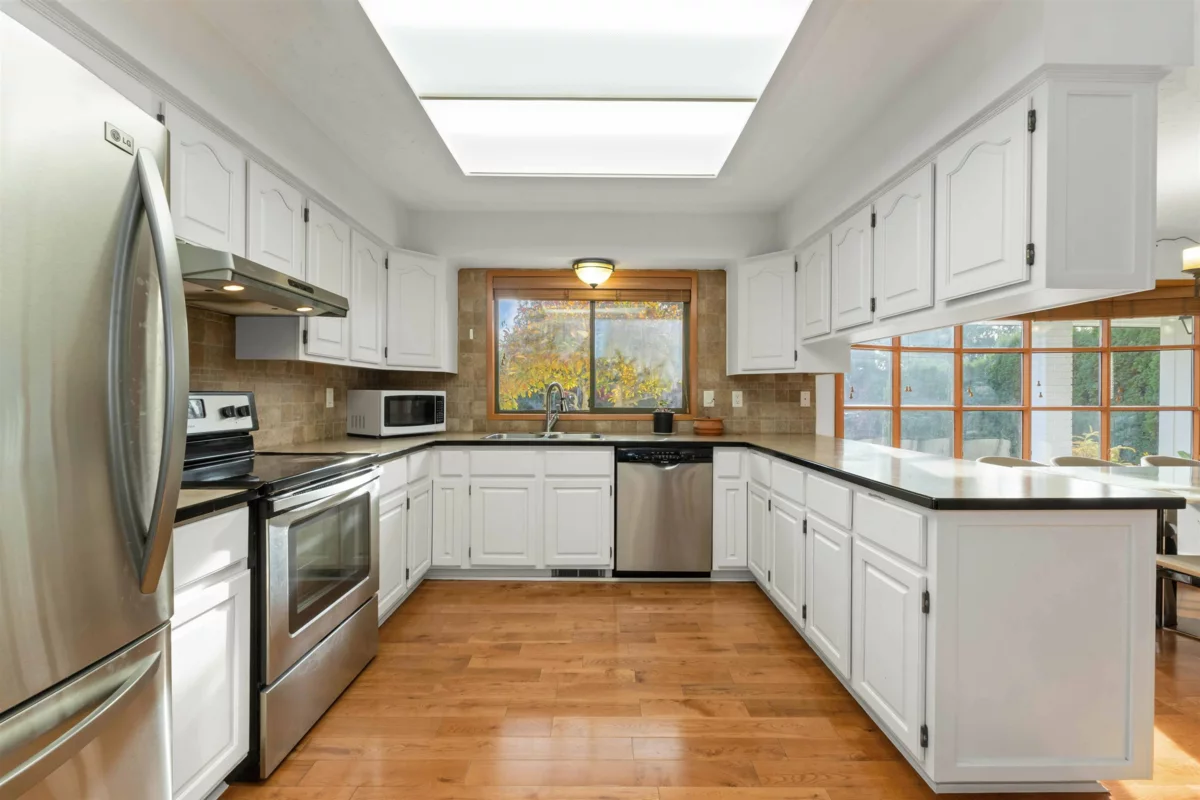 Walk-In Closet Photo of 34869 Everett Drive, Abbotsford, BC