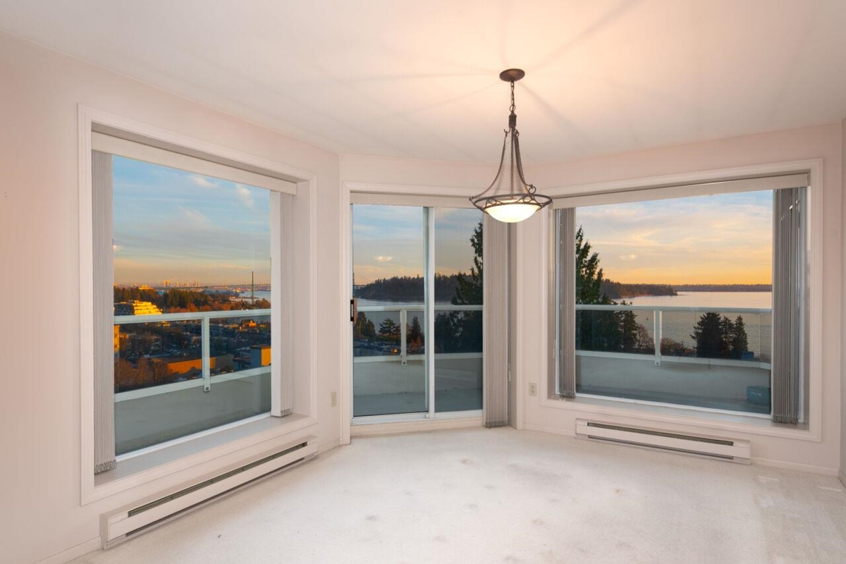 Breakfast Nook Photo of 9 1717 Duchess Avenue, West Vancouver, BC