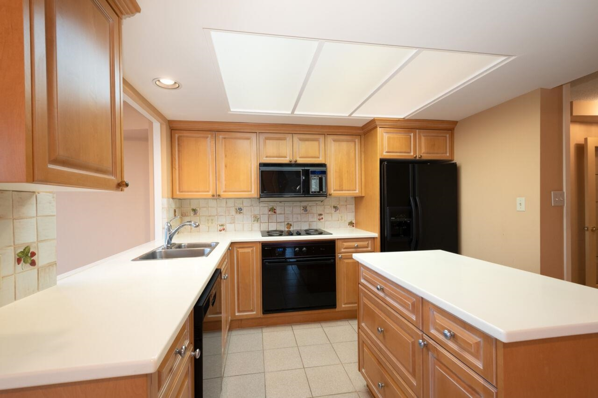 Entry Foyer Photo of 9 1717 Duchess Avenue, West Vancouver, BC
