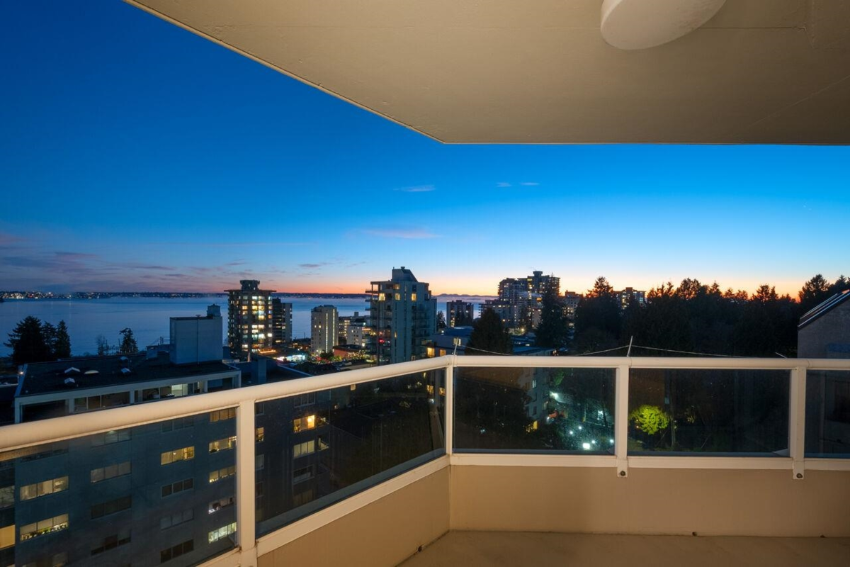 Front Yard Photo of 9 1717 Duchess Avenue, West Vancouver, BC