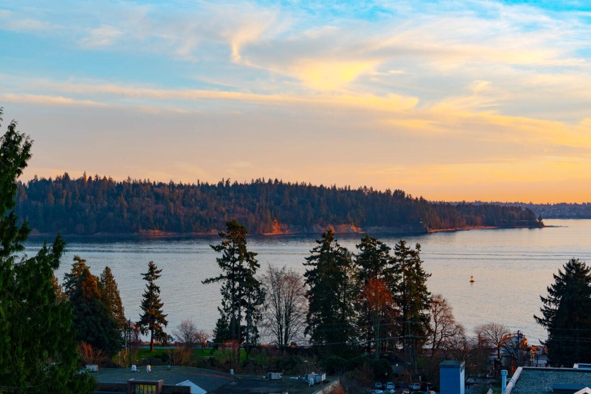 Guest Bathroom Photo of 9 1717 Duchess Avenue, West Vancouver, BC