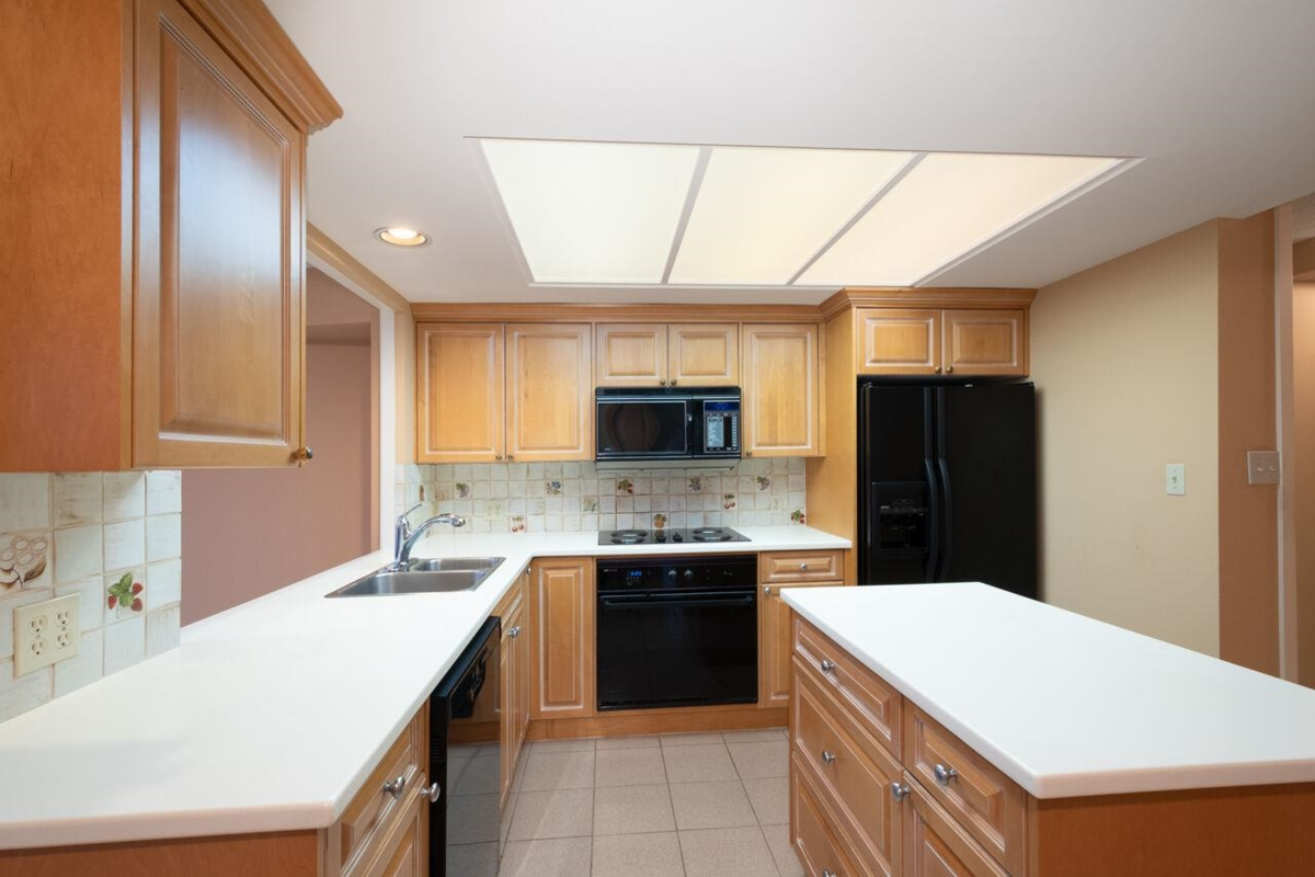 Hallway Photo of 9 1717 Duchess Avenue, West Vancouver, BC