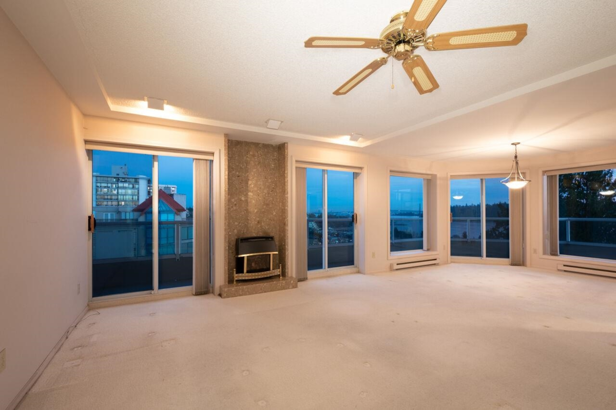 Kitchen Island Photo of 9 1717 Duchess Avenue, West Vancouver, BC