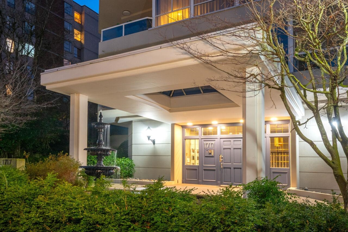 Living Room Photo of 9 1717 Duchess Avenue, West Vancouver, BC