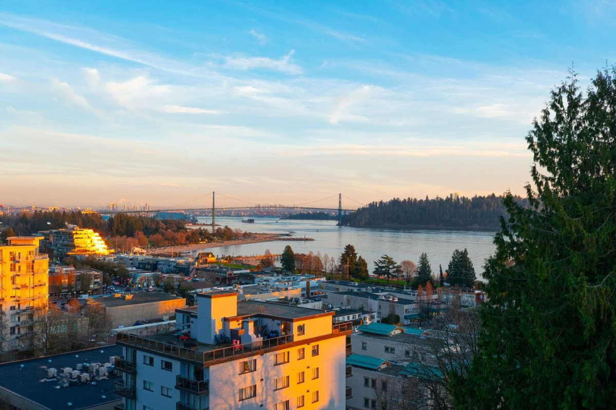 Powder Room Photo of 9 1717 Duchess Avenue, West Vancouver, BC