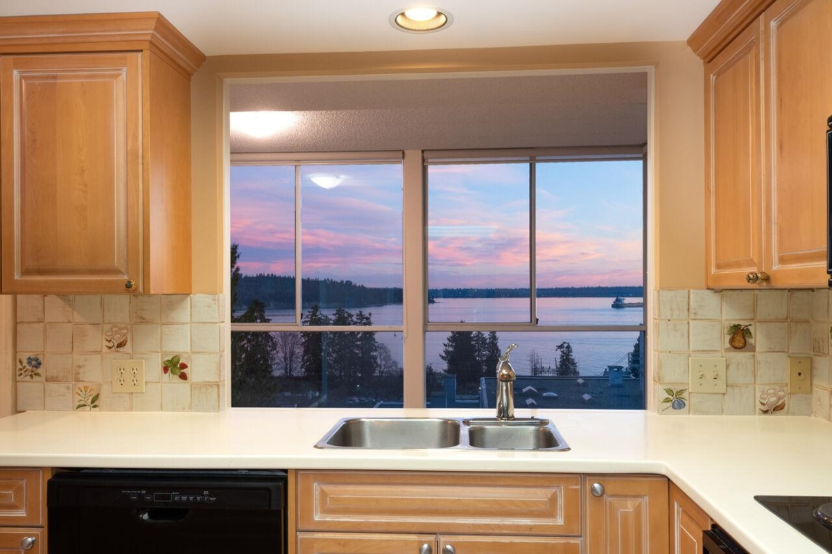 Staircase Photo of 9 1717 Duchess Avenue, West Vancouver, BC