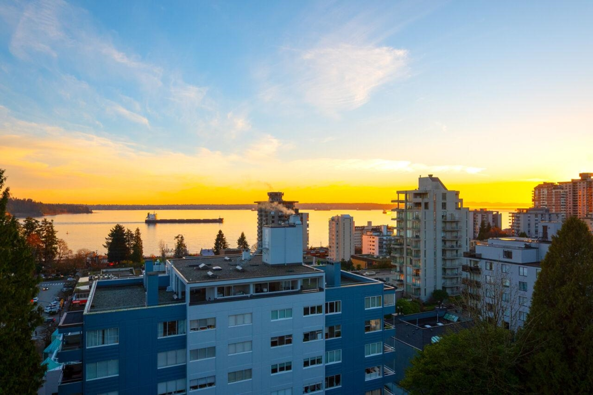 Walk-In Closet Photo of 9 1717 Duchess Avenue, West Vancouver, BC