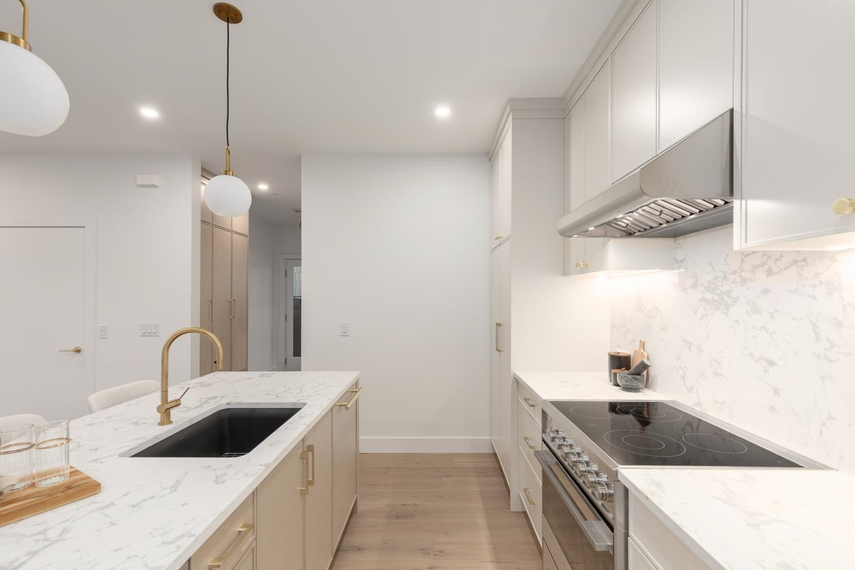 Kitchen Island Photo of 462 E 17th Avenue, Vancouver, BC
