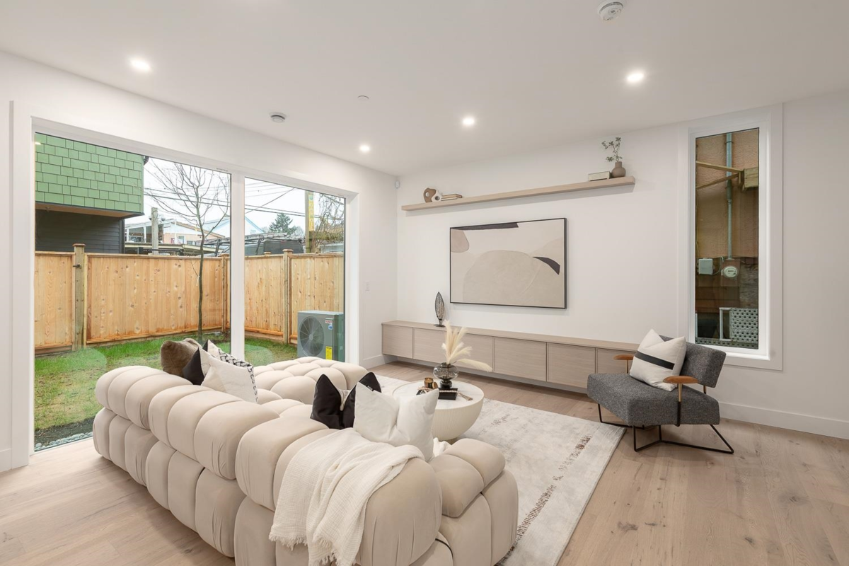 Living Room Photo of 462 E 17th Avenue, Vancouver, BC