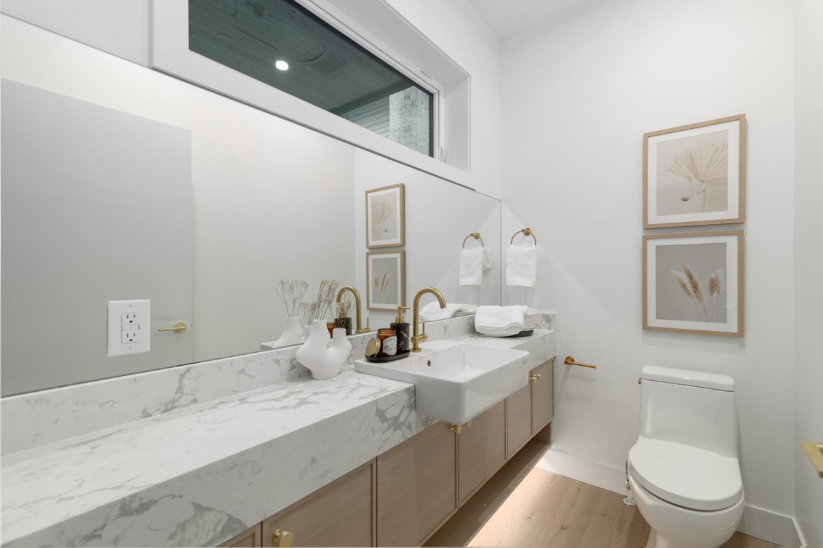 Walk-In Closet Photo of 462 E 17th Avenue, Vancouver, BC