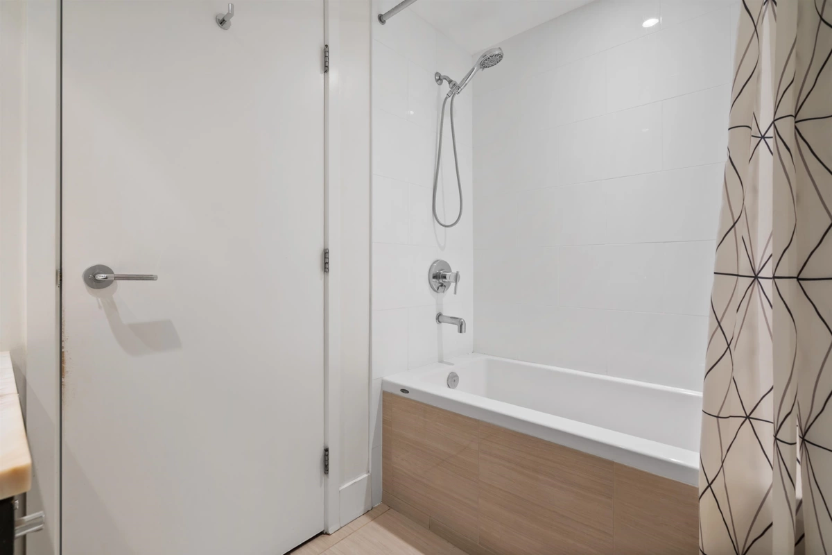 Garden / Landscaping Photo of 1608 150 W 15th Street, North Vancouver, BC