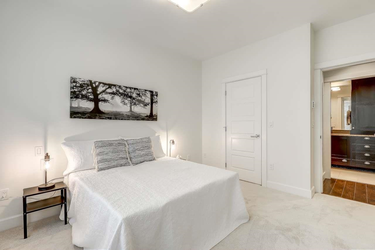 Entry Foyer Photo of 111 15185 36 Avenue, Surrey, BC