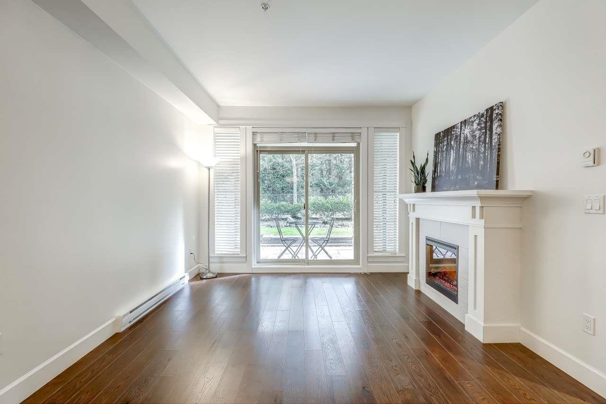 Primary Bathroom Photo of 111 15185 36 Avenue, Surrey, BC