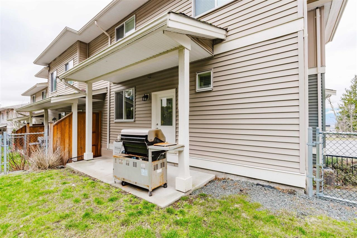Kitchen Island Photo of 16 6026 Lindeman Street, Chilliwack, BC