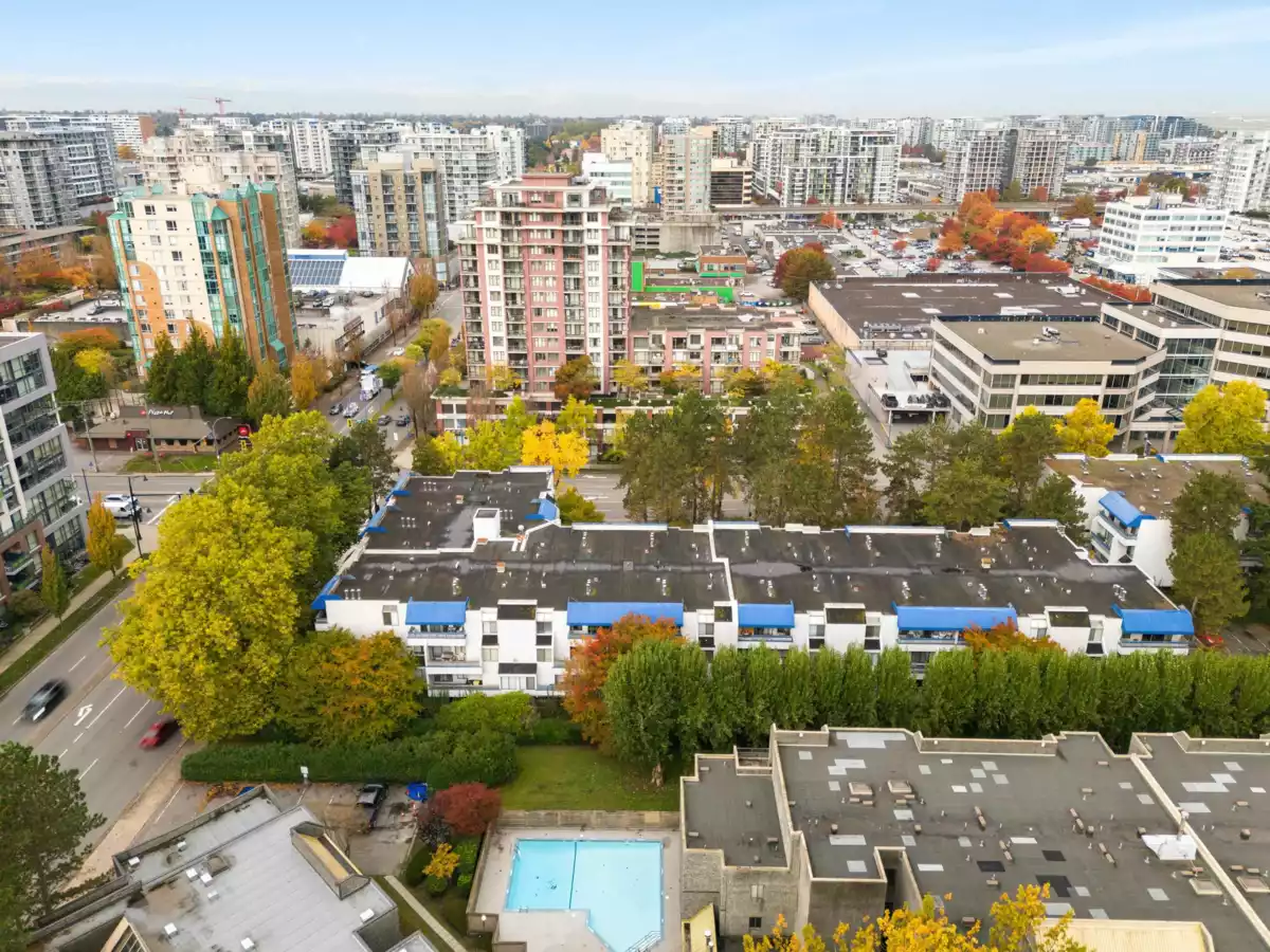 Backyard Photo of 318 5800 Cooney Road, Richmond, BC