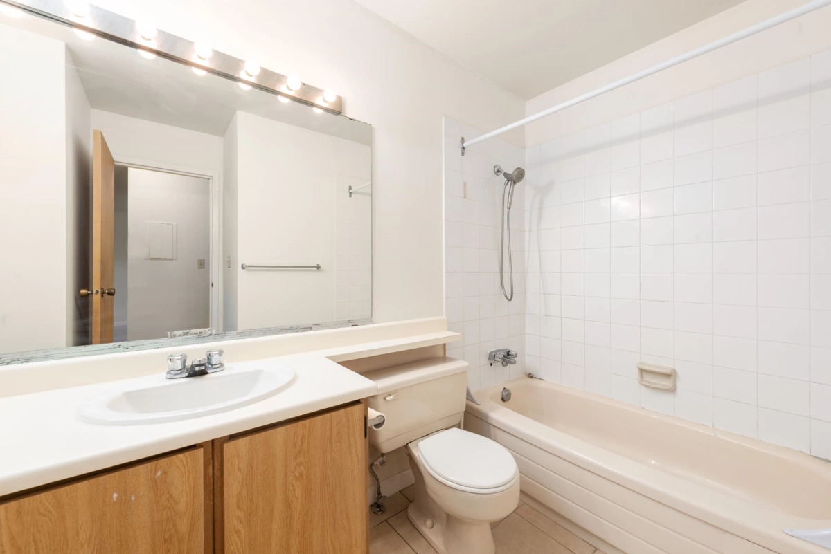 Entry Foyer Photo of 318 5800 Cooney Road, Richmond, BC