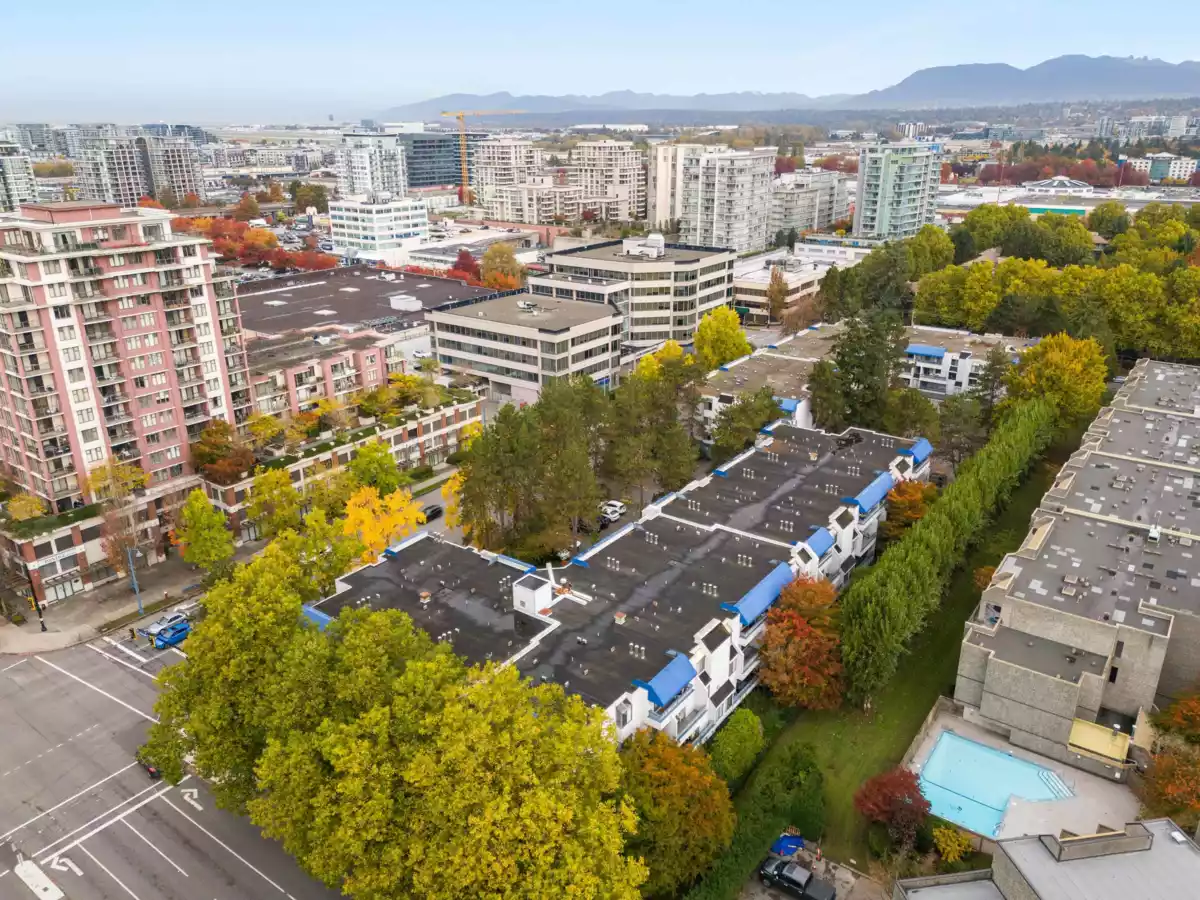 Front Yard Photo of 318 5800 Cooney Road, Richmond, BC