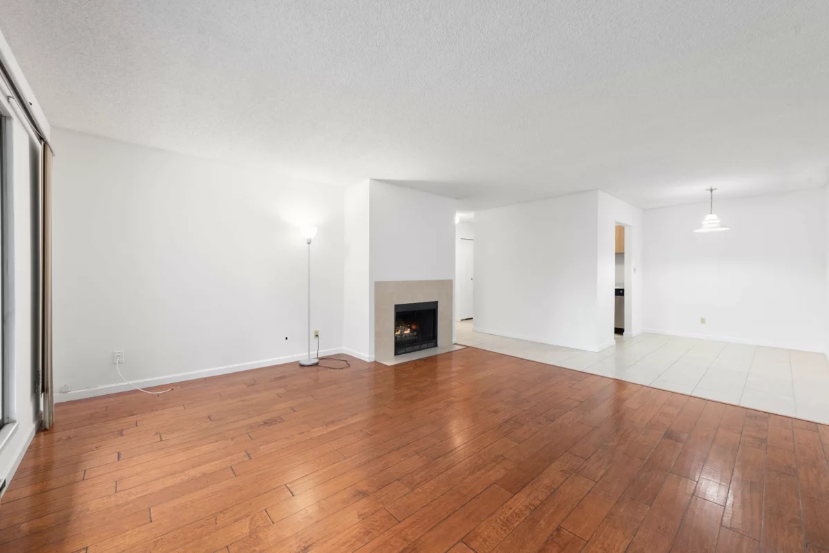 Kitchen Photo of 318 5800 Cooney Road, Richmond, BC