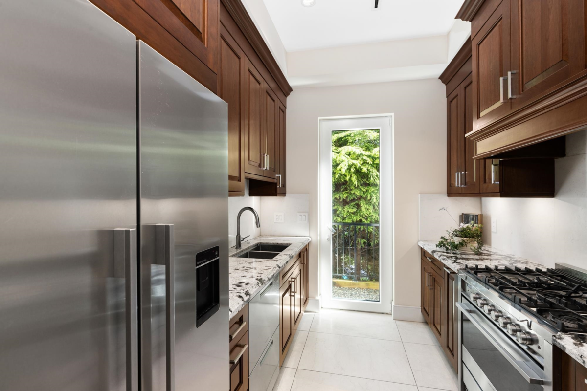 Kitchen Island Photo of 1760 29th Street, West Vancouver, BC