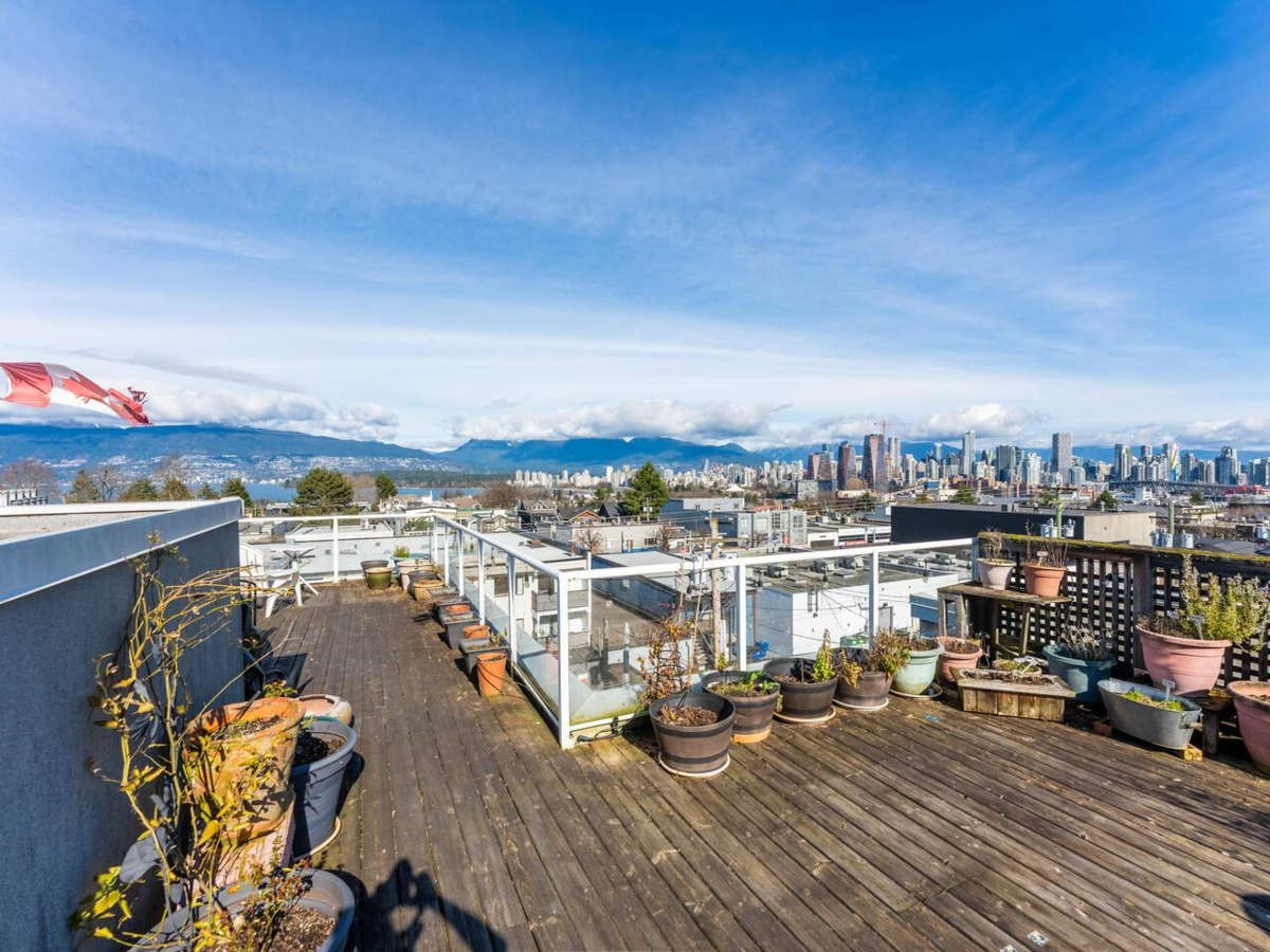 Backyard Photo of 102 2195 W 5th Avenue, Vancouver, BC