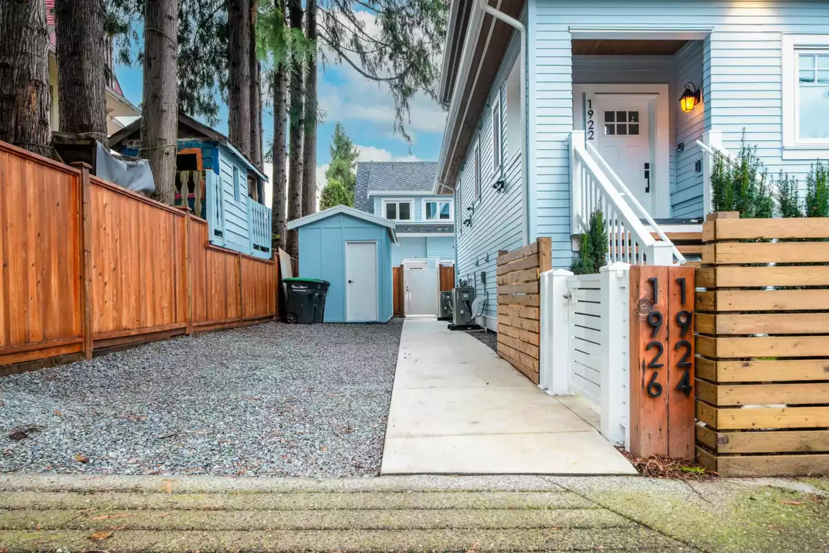 Entry Foyer Photo of 1926 William Street, Vancouver, BC