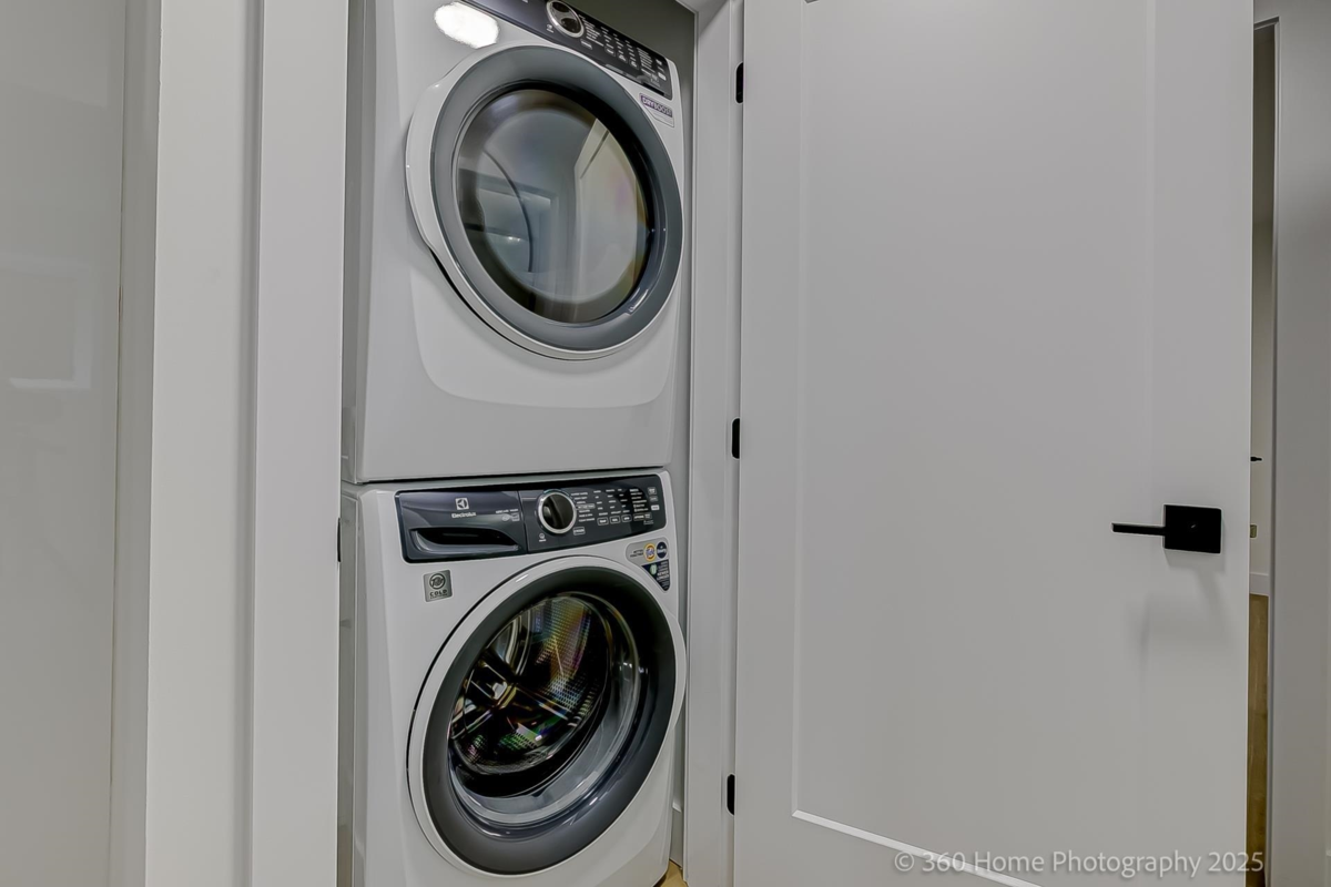 Entry Foyer Photo of 3252 Allan Road, North Vancouver, BC