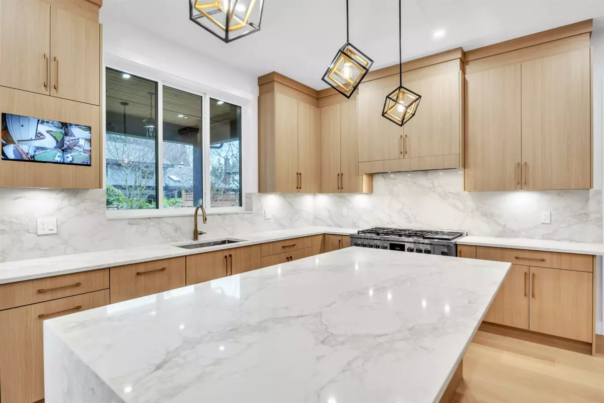 Kitchen Island Photo of 3252 Allan Road, North Vancouver, BC