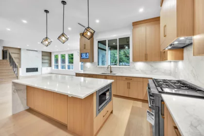 3252 Allan Road, North Vancouver, BC, Westlynn — 6 bed single family residence for sale